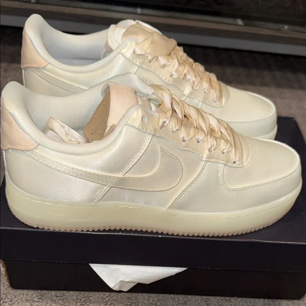 Nike WMNS Air Force 1 sneakers in Satin Color Sail-Barely Orange RARE Size 9! - Picture 3 of 16